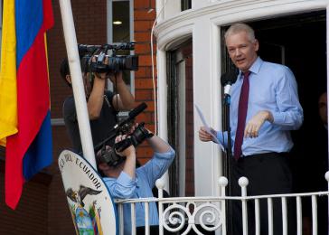 Julian Assange auf dem Balkon der Botschaft von Ecuador in London