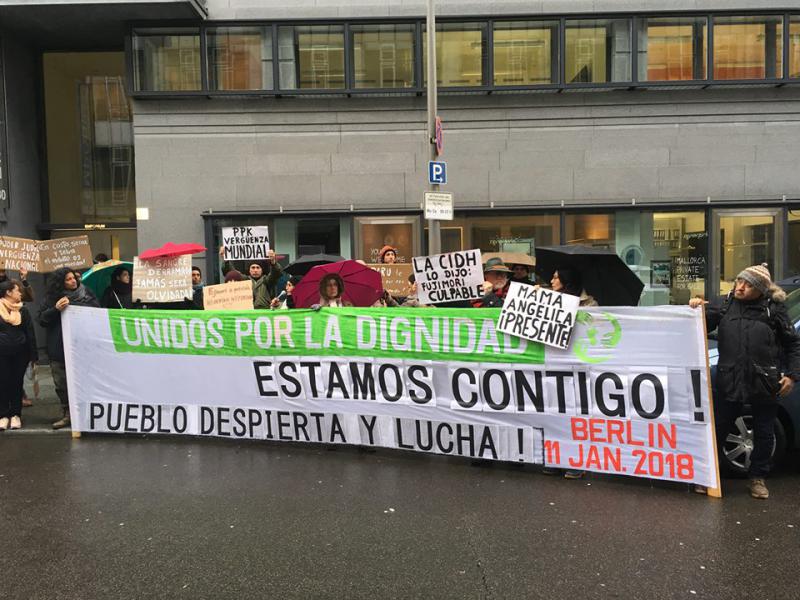 In Berlin forderten Demonstranten vor der Botschaft von Peru eine Haftstrafe für Fujimori