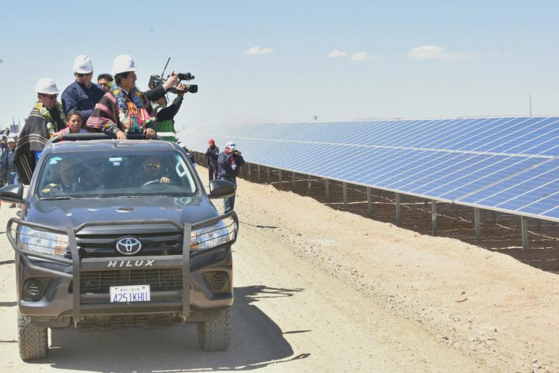Boliviens Präsident Morales und sein Vize García Linera bei der Einweihung der größten  Solarenergieanlage des Landes am 7. September