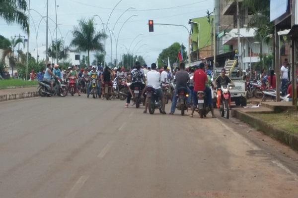 Die Regierung in Bolivien macht solche Motorrad-Gruppen der Opposition für Gewalt und Tote verantwortlich