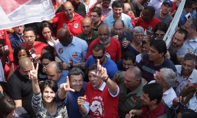 Fernando Haddad, mit rotem Lula-T-Shirt, übernimmt für die Arbeiterpartei die Kandidatur zur Präsidentschaft