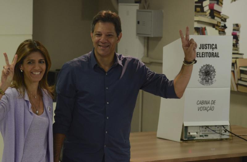 Der demokratische Kandidat Fernando Haddad von der Arbeiterpartei nach der Stimmabgabe in Indianópolis