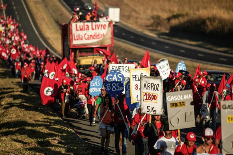 Marsch der Landlosenbewegung Brasiliens für die Freilassung von Lula. Zugleich fordert sie eine Landreform und das Ende der anti-sozialen Politik der Regierung