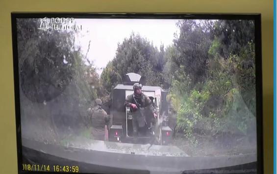 Die Staatsanwaltschaft führte dem Gericht Videoaufnahmen vor, auf denen zu sehen ist, dass die vier beschuldigten Polizisten Helmkameras trugen (Screenshot)