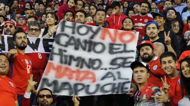 Protest von Fußballfans beim Spiel Chile:Honduras: "Heute singe ich nicht die Hymne, Mapuche werden getötet"