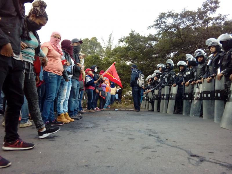 Demonstranten und Polizisten stehen sich in Tegucigalpa, Honduras, gegenüber