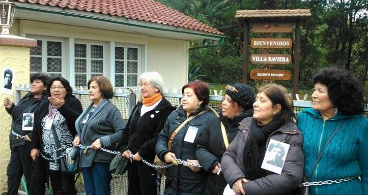 Angehörige von Verschwundenen protestieren auf dem Zufahrtsweg zur Colonia Dignidad, die sich heute "Villa Baviera" nennt und einen Tourismuspark betreibt (2015)
