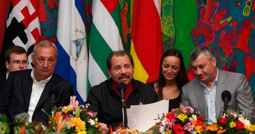 Nicaraguas Präsident Daniel Ortega mit Sergei Bagapsch (links im Bild), dem damaligen Präsident Abchasiens und Eduard Dschabejewitsch Kokoity (rechts), dem damaligen Präsidenten von Südossetien, bei einer Zusammenkunft im Juli 2010