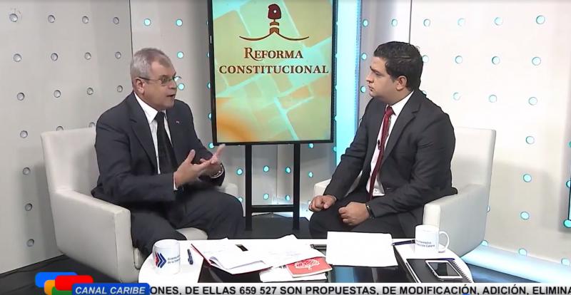 Der Verfassungsrechtler und Mitglied der Verfassungsredaktion Homero Acosta (links) im Interview mit dem kubanischen Fernsehsender "Canal Caribe"
