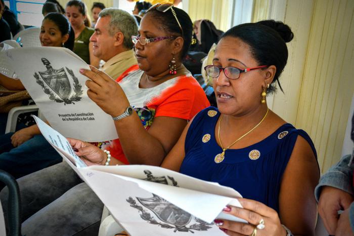 Im ganz Kuba ist die anstehende Verfassungsreform Gegenstand einer öffentlichen Aussprache, an Arbeitsplätzen ebenso wie ...