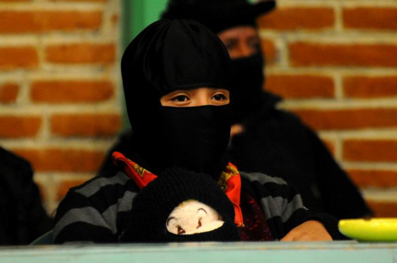 Defensa Zapatista ist nicht nur eine zentrale Figur in den Geschichten des Subcomandante Galeano, sondern auch ein ganz normales elfjähriges zapatistisches Mädchen, das in der indigenen Autonomie Chiapas groß wird