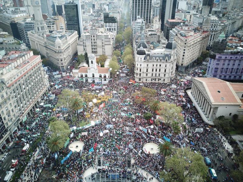Über 500.000 Menschen kamen am Montag zum Auftakt des vierten Generalstreiks gegen die Politik der Regierung und des IWF in Buenos Aires zusammen