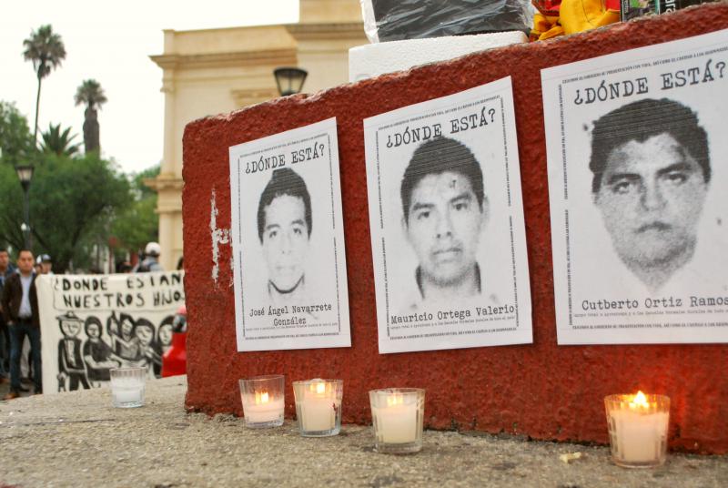 Fotos von Opfern des Massakers von Ayotzinapa bei einer Protestaktion in San Cristóbal de las Casas, Mexiko