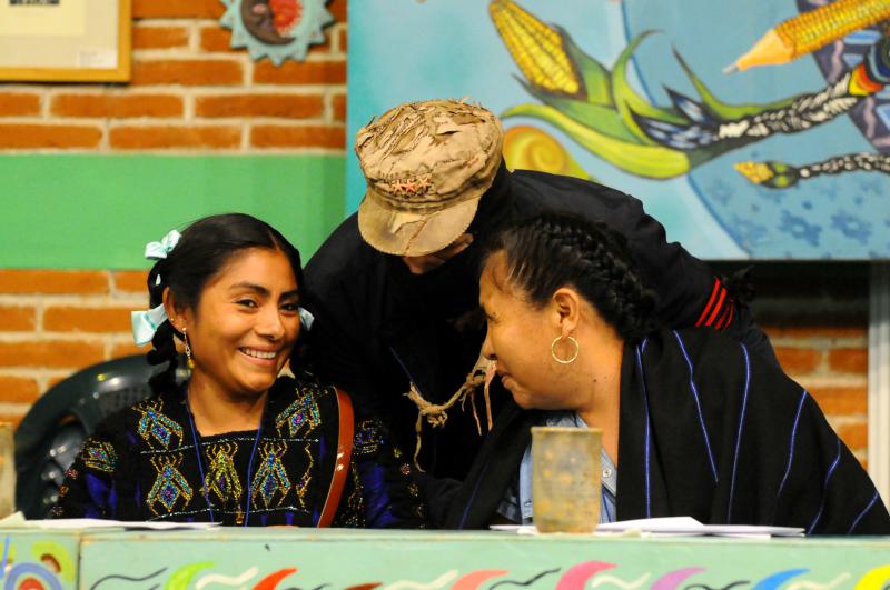 Lupita Vasquez, Überlebende des Massakers von Acteal und Ratsfrau des CIG (links), Subcomandante Galeano der EZLN und María de Jesús Patricio (v.r.n.l.) beim Kongress in Mexiko