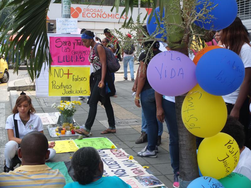 Protest während des Prozessbeginns vor dem Justizgebäude in Cali, Kolumbien