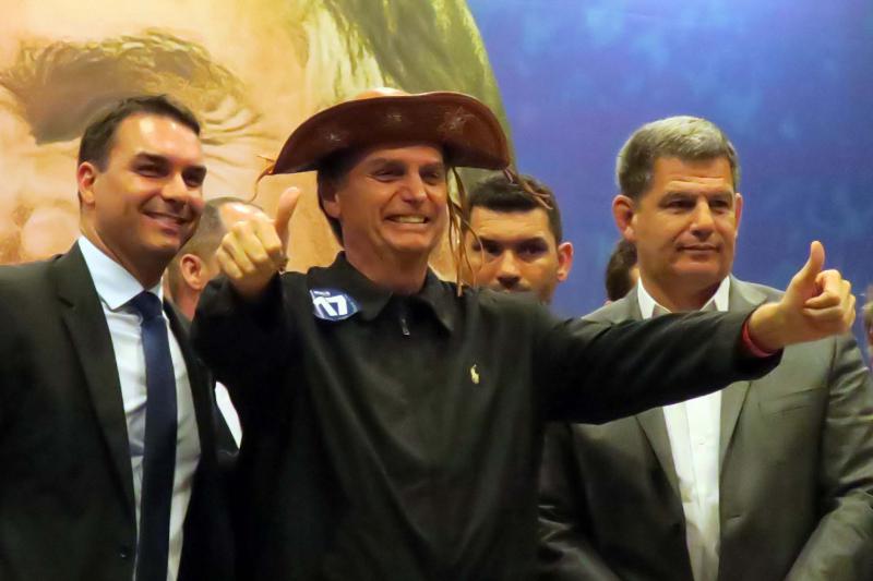 Das Lachen könnte dem rechtsextremen Präsidentschaftskandidaten Jair Bolsonaro noch vergehen, sollte die Staatsanwaltschaft ihn wegen Wahlbeeinflussung durch Unternehmen anklagen