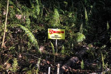 Warnschild im kontaminierten Amazonasgebiet in Ecuador. Chevron wurde nun von einem Schiedsgericht freigesprochen