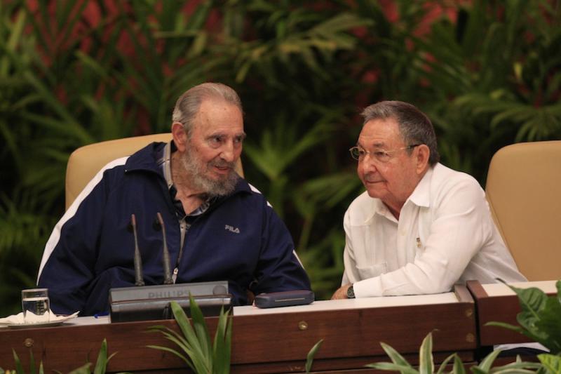 Fidel und Raúl Castro beim 6. Kongress der Kommunistischen Partei Kubas (2011)