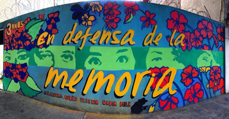 "Gegen das Vergessen -  Alejandra, Ruben, Yesenia, Nadia, Mile". Am Wohnhaus, wo das Massaker stattfand, haben Aktivisten die Fassade mit den Porträts der Opfer bemalt