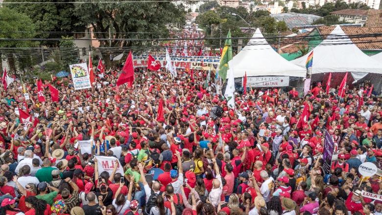 Am 1. Mai gingen in Brasilien zehntausende Demonstranten für Lula da Silva auf die Straße. In Curitiba, Lulas Haftort, fand eine zentrale Kundgebung der Gewerkschaften statt