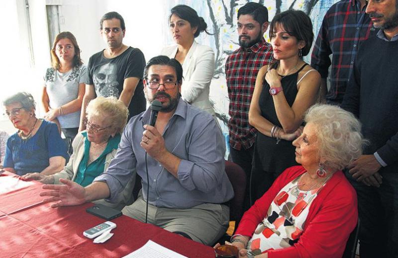 Guillermo Pérez Roisinblit bei der Pressekonferenz der Großmütter vom Plaza de Mayo in Argentinien