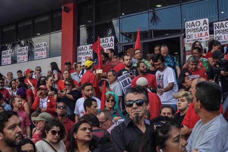 Tausende blockieren den Sitz der Metallarbeitergewerkschaft  im Süden von São Paulo, wo Lula sich derzeit aufhält