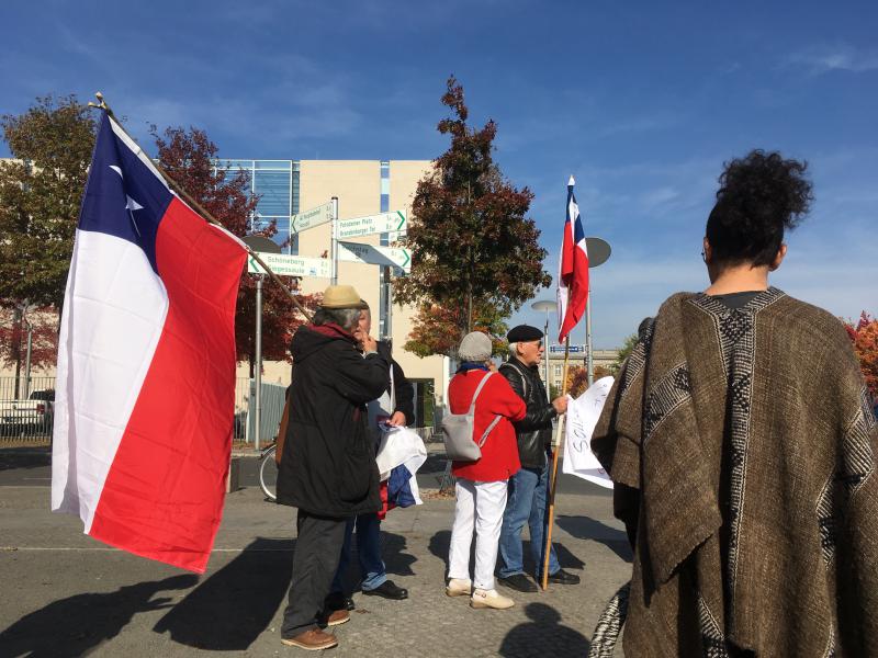 Aktivisten, darunter viele aus Chile, vor dem Kanzleramt am Mittwoch
