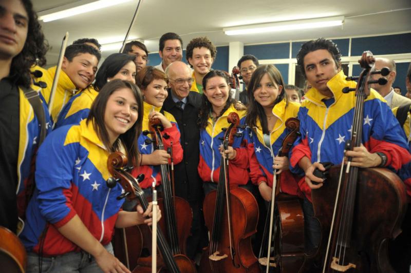 José Antonio Abreu mit Mitgliedern des Venezolanischen Jugendsinfonieorchesters Simón Bolívar