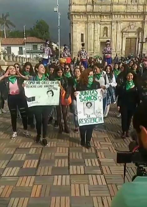 Frauen demonstrieren nach dem Urteil in Bogotá für das Recht auf zeitlich unbefristete legale Abtreibung