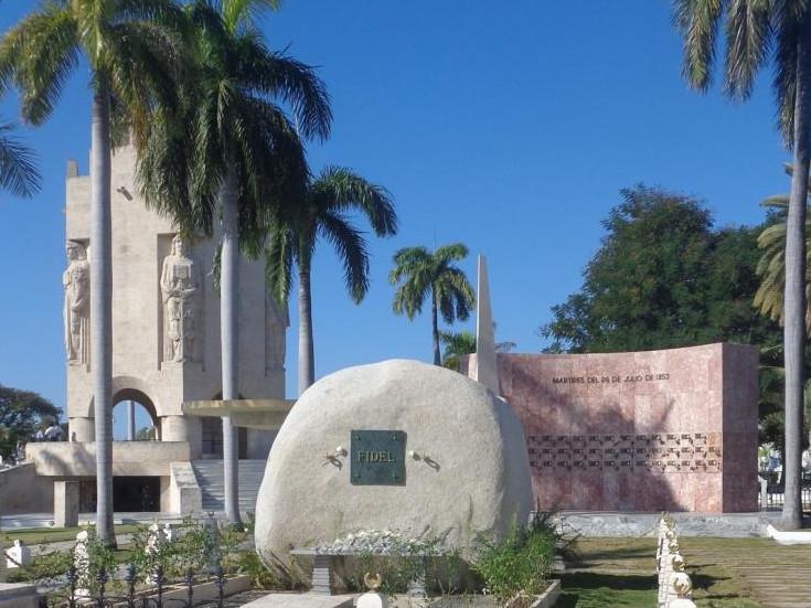 In Anlehnung an José Martís Ausspruch, dass "aller Ruhm der Welt in ein Maiskorn passt", wurde der Naturfelsen aus der Sierra Maestra, der als Fidel Castros Grabstein dient, nach dieser Form bearbeitet und schlicht gehalten. Links im Hintergrund: das Mausoleum Martís
