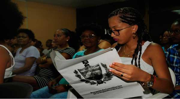 Eine Kubanerin liest den Entwurf der neuen Verfassung