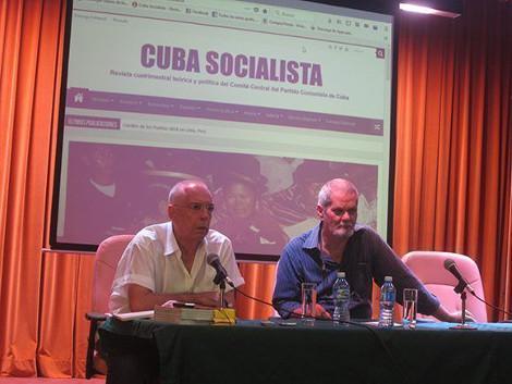 Enrique Ubieta Gómez und Helmo Hernández Trejo bei der Pressekonferenz am Geburtstag von Karl Marx, dem 5. Mai, in Kubas Hauptstadt