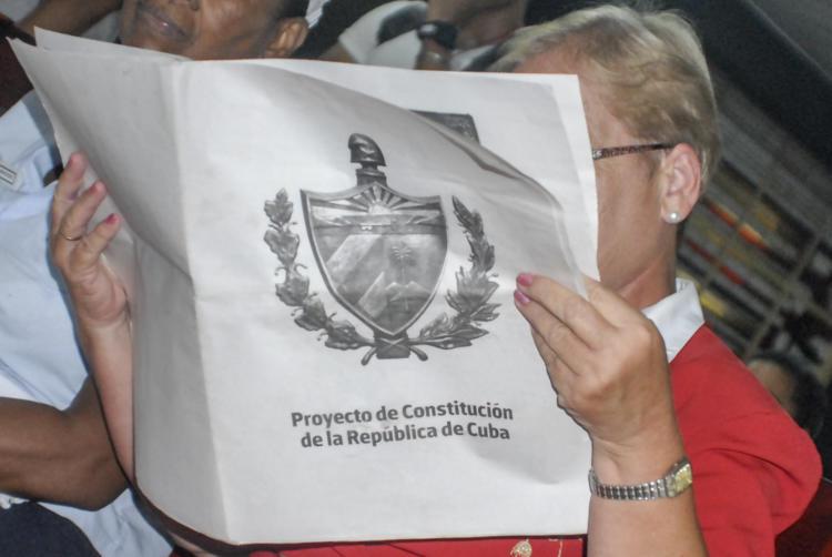 Kubanerin liest Entwurf der Reformverfassung