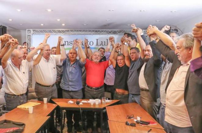 Bekommt vor der Urteilsverkündung viel Unterstützung: Lula da Silva bei einem Treffen mit Vertretern der größten Gewerkschaften von Brasilien am Montag