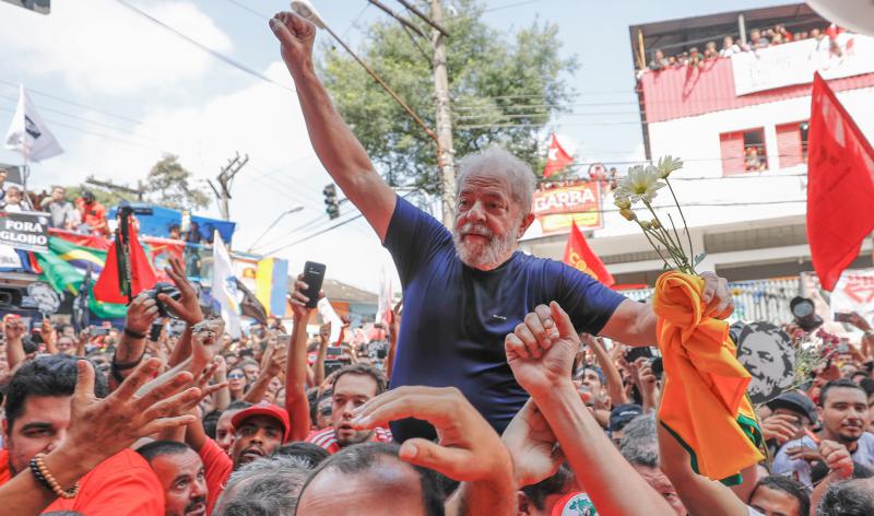 Lula, beschützt von tausenden Anhängern auf dem Weg zur Gedenkveranstaltung für seine verstorbene Frau vor dem Gewerkschaftssitz