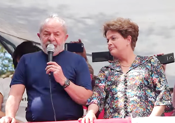 Lula da Silva bei seiner Ansprache am Samstag. Neben ihm die 2016 durch einen parlamentarischen Putsch gestürzte Dilma Rousseff