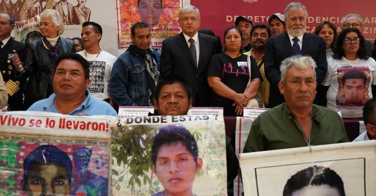 López Obrador mit Angehörigen der Opfer von Ayotzinapa