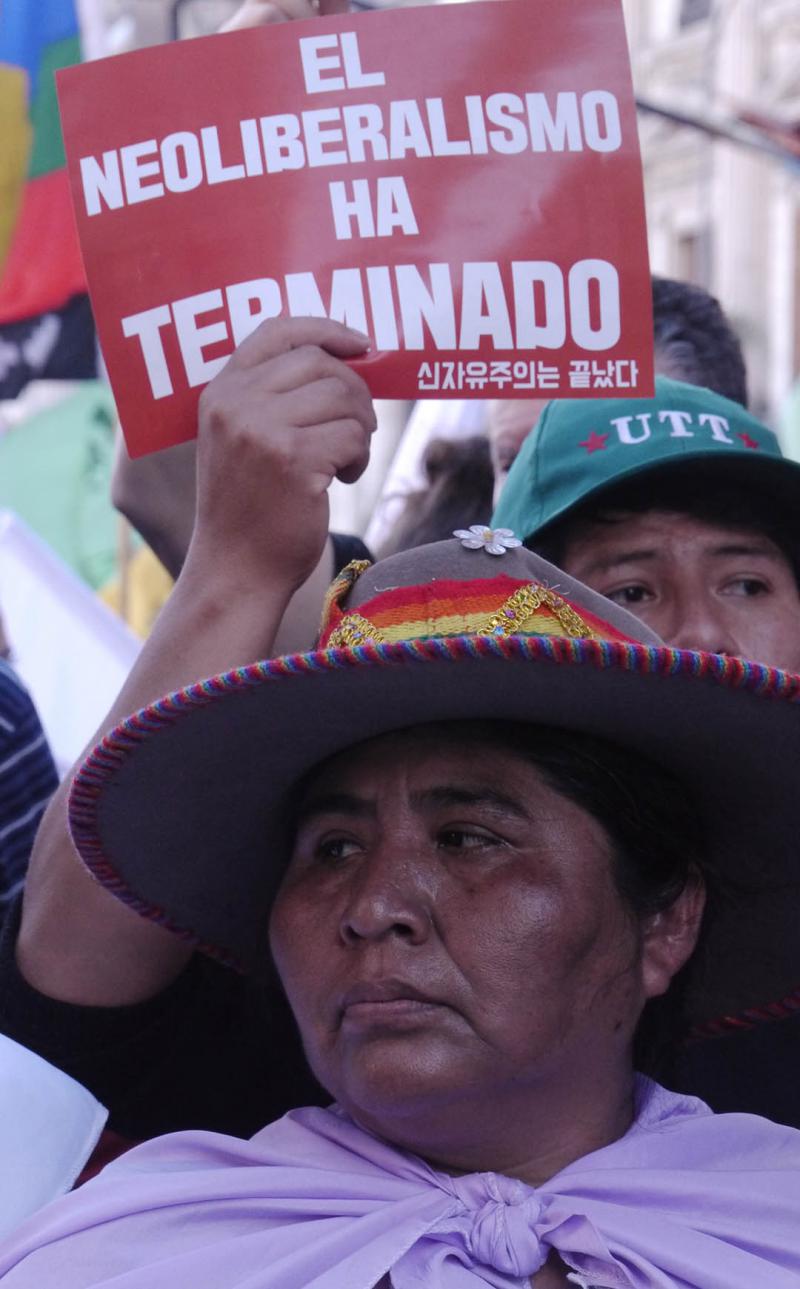 "Mit dem Neoliberalismus ist es vorbei". Bei einer der zahlreichen Demonstrationen gegen den WTO-Gipfel in Buenos Aires