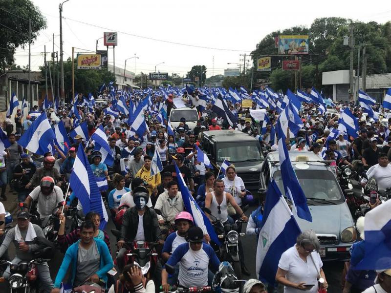 Nur wenige Kilometer entfernt demonstrierten tausende Regierungsgegner