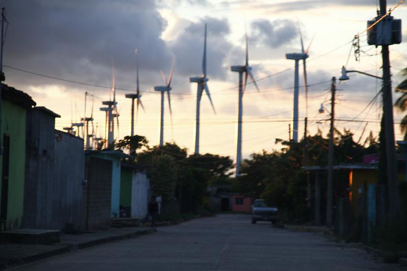 Der französische Konzern Electricité De France (EDF Group) hat auf indigenem Land  in Oaxaca, Mexiko, mit dem Bau eines Windparks begonnen. Die indigene Gemeinschaft wehrt sich dagegen