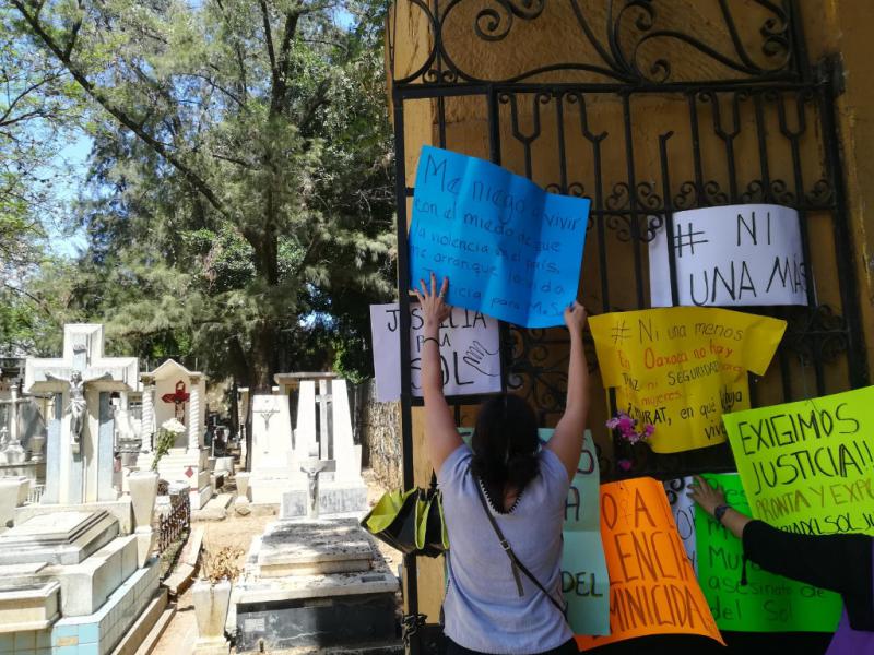 Protest gegen Gewalt bei der Beerdigung von María del Sol in Oaxaca, Mexiko