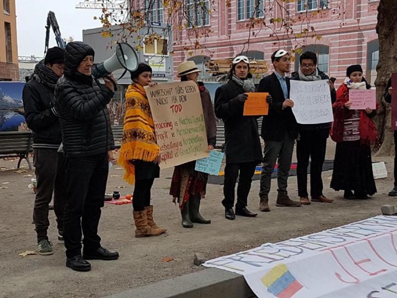 Aktivisten protesierten vor dem Auswärtigen Amt in Berlin gegen eine verstärkte wirtschaftliche Zusammenarbeit zwischen Kolumbien und Deutschland