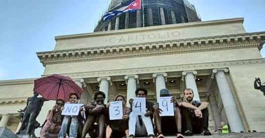 Protest kubanischer Künstler vor dem Kapitol in Havanna gegen das Dekret 349