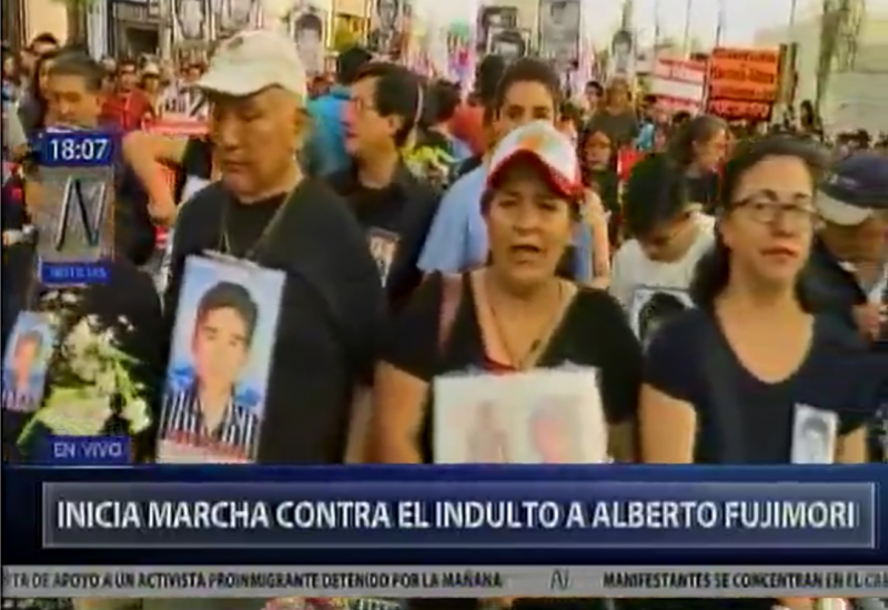 Im Fernsehen von Peru in Peru wurde live von den zahlreichen Demonstrationen im ganzen Land berichtet, hier aus Lima