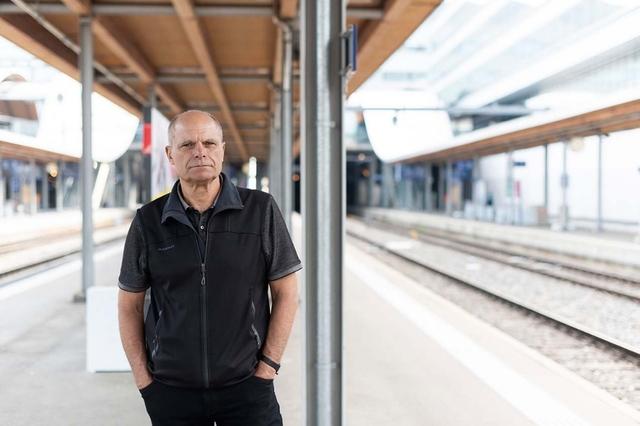Der ehemalige argentinische Flüchtling Sergio Ferrari auf einem Perron beim Bahnhof Bern