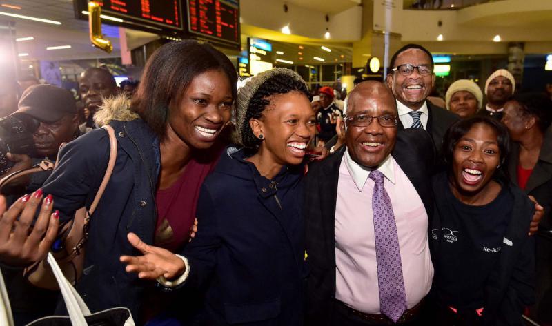 Südafrikas Gesundheitsminister Aaron Motsoaledi begrüßte Medizinstudenten nach ihrer Rückkehr aus Kuba am Flughafen in Johannesburg
