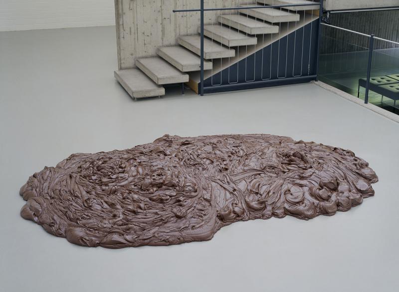 Das Ferrero-Produkt Nutella hat bereits Einzug in die Kunstwelt gehalten, so in diesem Werk des Bildhauers Thomas Rentmeister: 
Ohne Titel, 2000, Nutella, ca. 25 x 270 x 180 cm