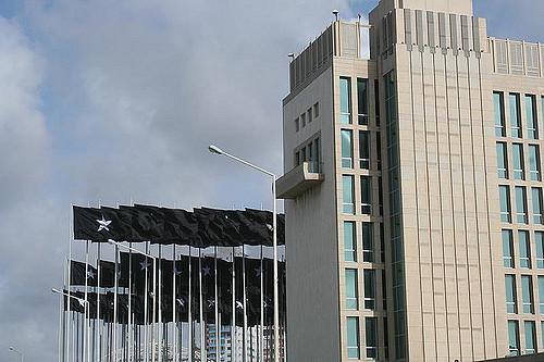 Rückkehr zu alten Zeiten? Schwarze Flaggenwand vor der US-Vertretung in Havanna 2008. Die Flaggen verdeckten damals politische Propaganda an der US-Interessenvertretung