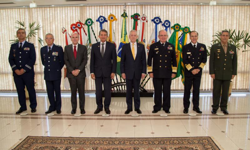 US-Verteidigungsminister Mattis (gelber Schlips) traf in Brasilien mit seinem Amtskollegen Joaquim Silva e Luna (links von ihm) und der Führungsspitze der Streitkräfte zusammen