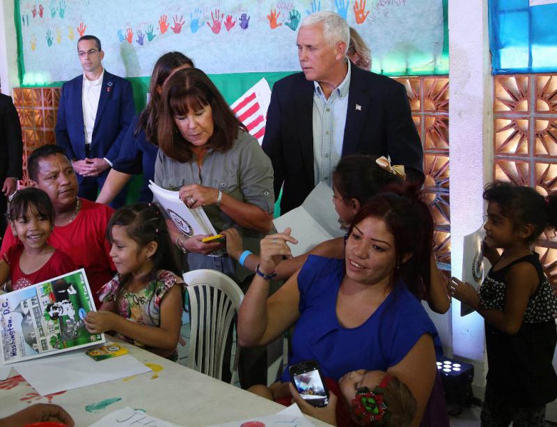 US-Vize Mike Pence verteilt in Brasilien Geschenke an Geflüchtete aus Venezuela